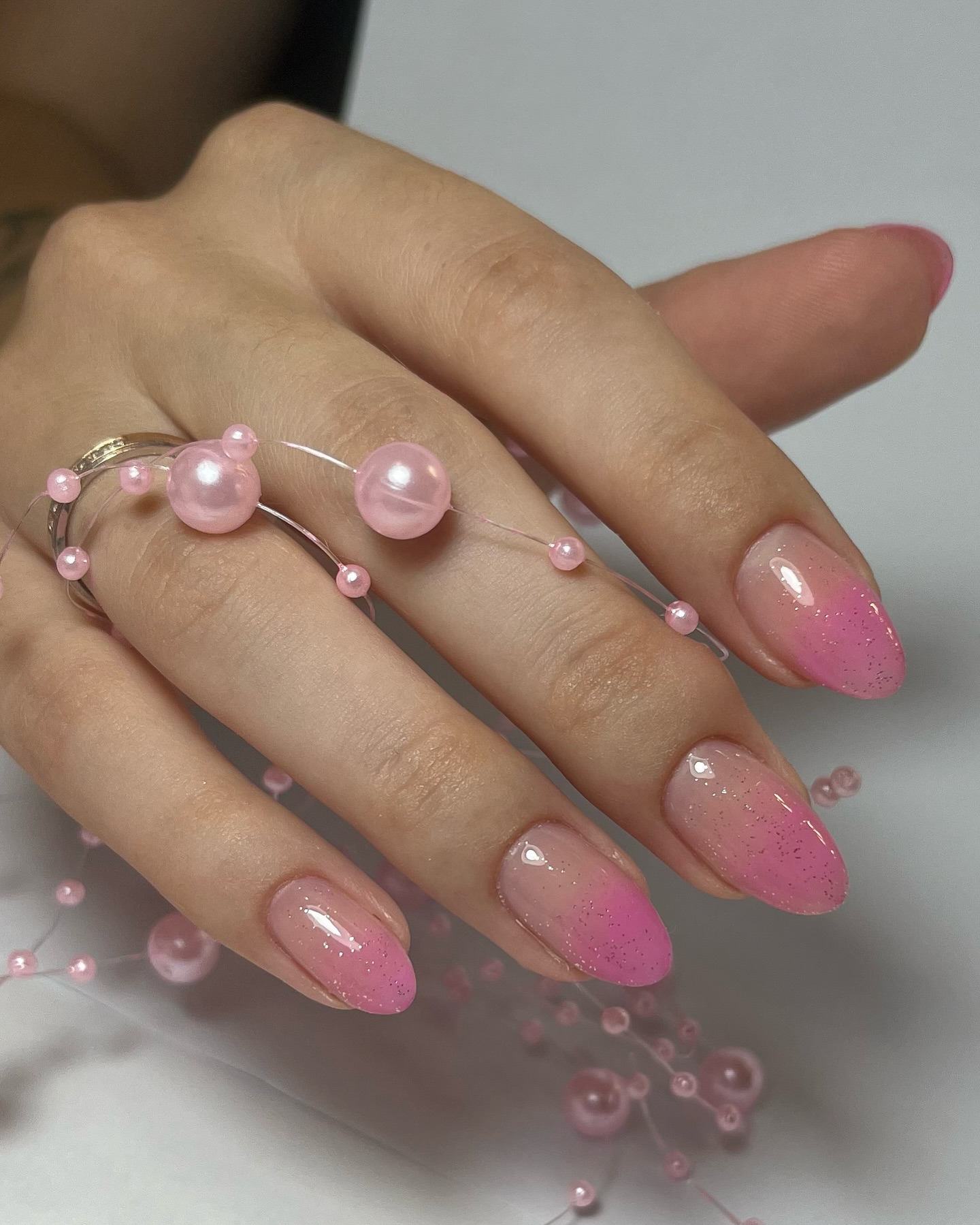 Маникюр — розовый омбре