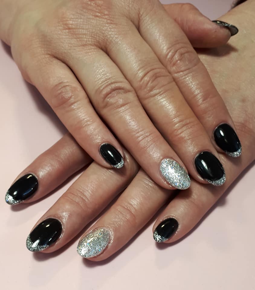 Маникюр — чёрный с блёстками