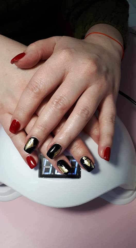 Маникюр — красный и чёрный