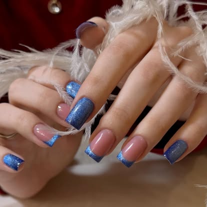 Маникюр — синий глиттер